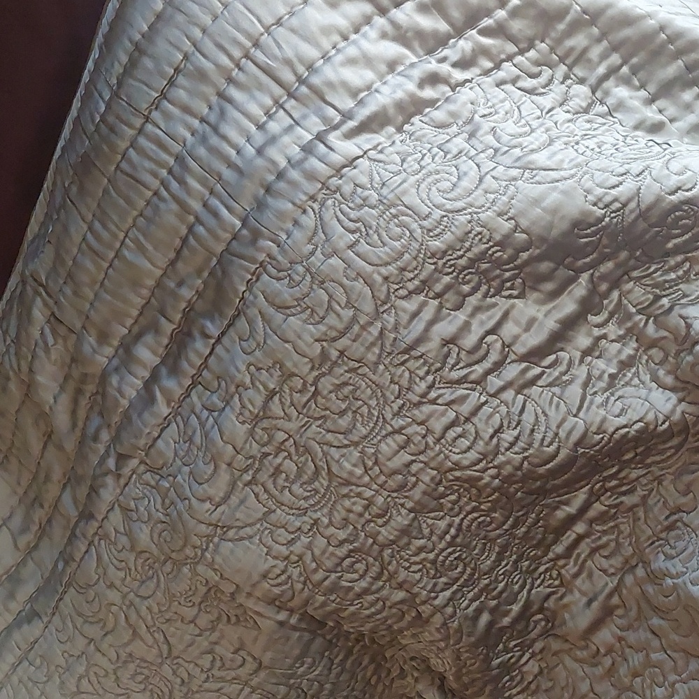 Queen size coverlet/ bedspread - Picture 3 of 7